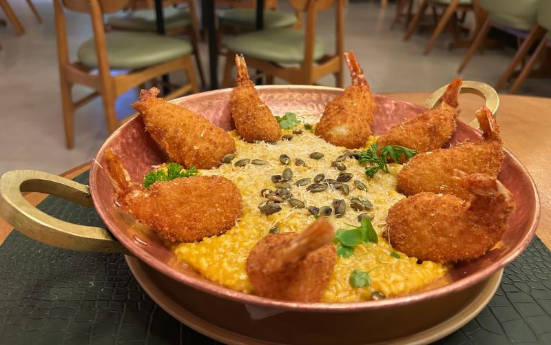 Camarão Jacarandá do Jardim, restaurante em Ubatuba com camarões empanados com Catupiry e risoto de abóbora