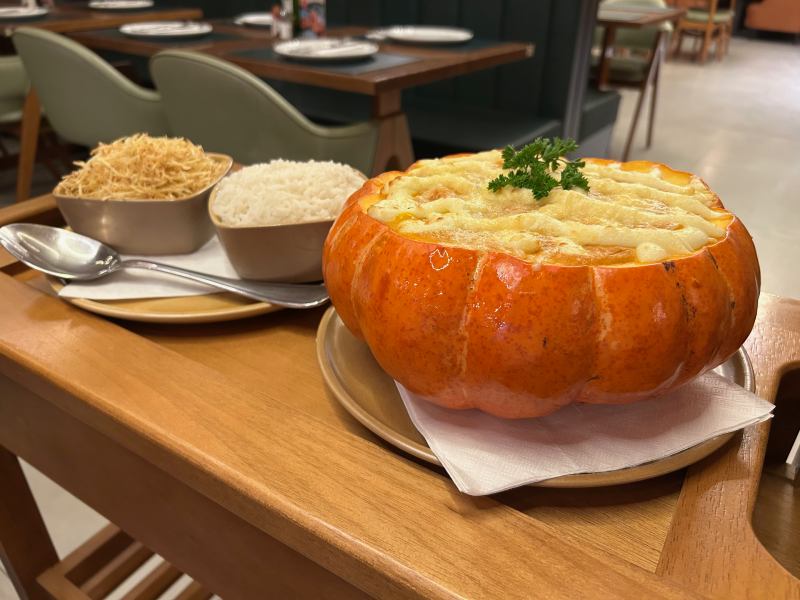 Camarão na moranga com arroz e batata palha do Jardim