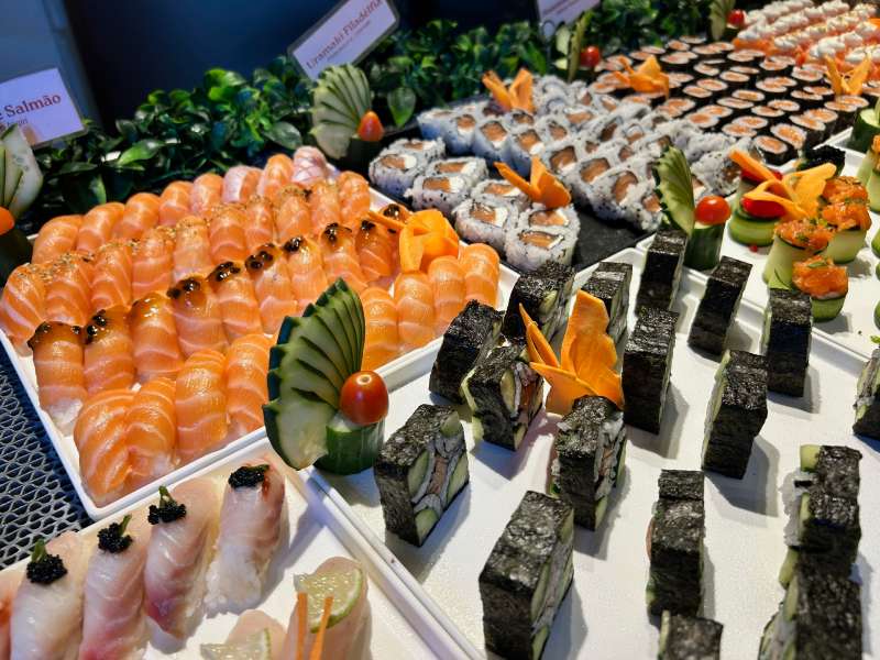 Buffet de comida japonesa com sushis, niguiri e mais do Moringa, dica de restaurante em Ubatuba