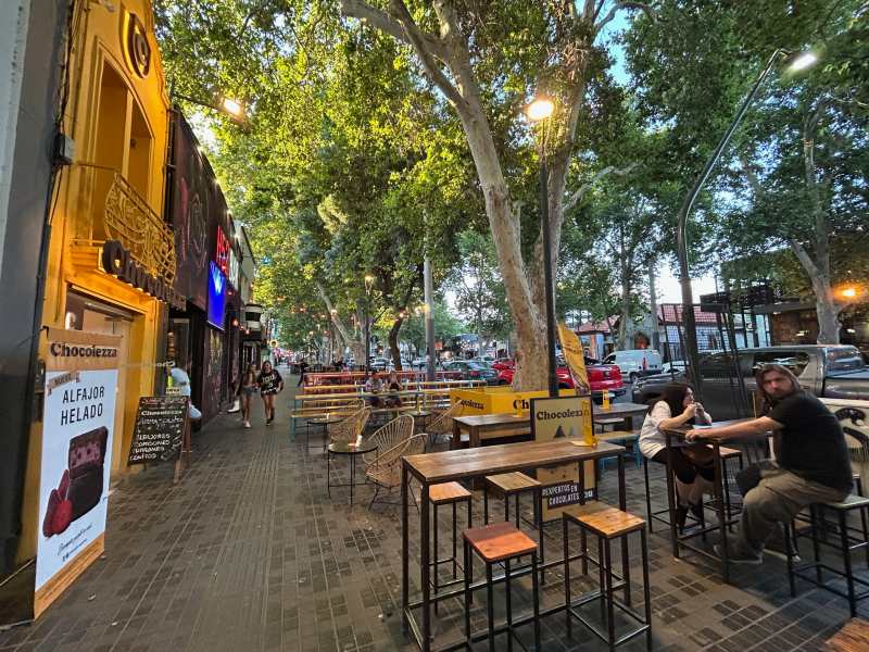 Área de restaurantes e bares de Mendoza com mesas com poucas pessoas