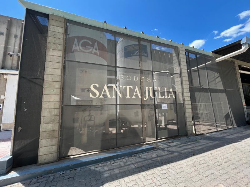 Entrada da Santa Júlia, na Argentina, em dia de céu azul