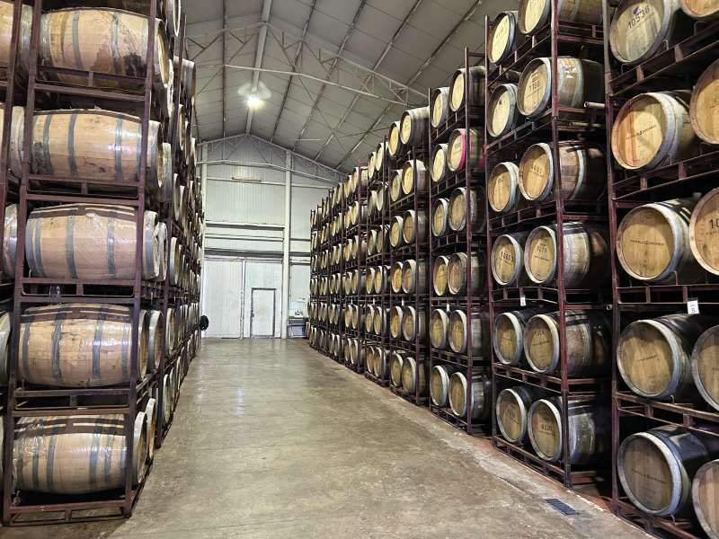 Tonéis de vinhos na Santa júlia, uma das vinícolas em Mendoza