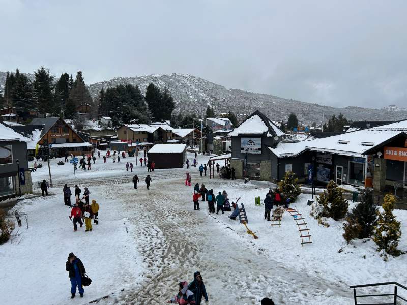 Pessoas andando pela neve no Cerro Catedral