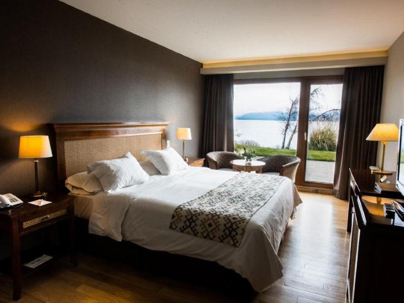 Quarto do Cacique Inacayal Lake com cama de casal e vista para o lago Nahuel Huapi