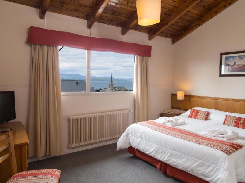 Quarto do Hotel Cottbus com cama de casal, aquecedor e carpete