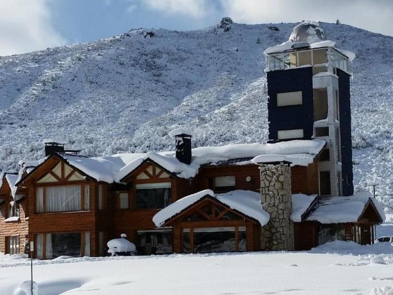 Área externa do Galileo, dica de onde ficar no Cerro Catedral, com neve em meio às montanhas