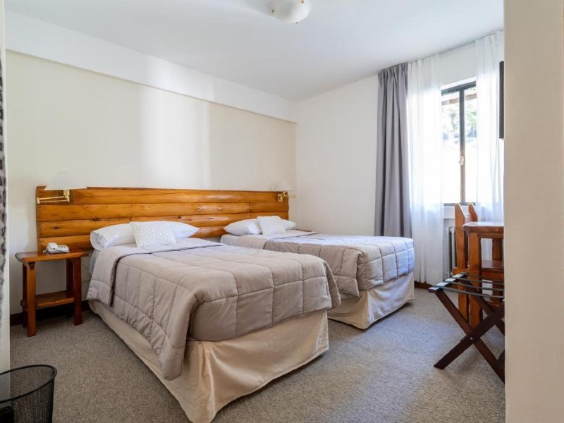 Quarto do Gran Hotel Panamericano com ducas camas de solteiro e carpete