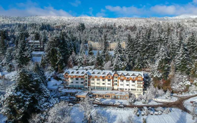 Huinid Bustillo, dica de onde ficar em Bariloche, visto de cima e cercado de neve e árvores por todos os lados