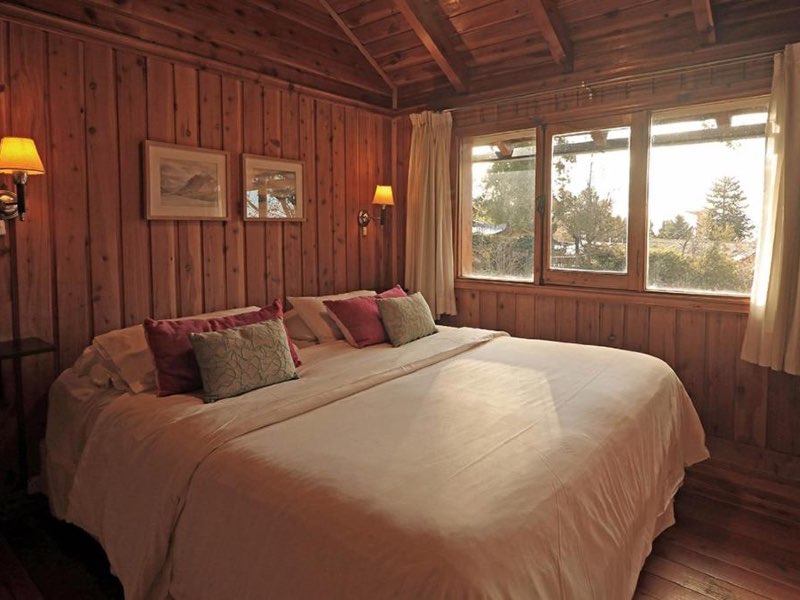 Quarto do Monastério, todo de madeira, com cama de casal e vista para àrvores