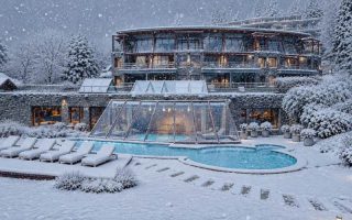 Área externa do Rochester com muita neve e piscina