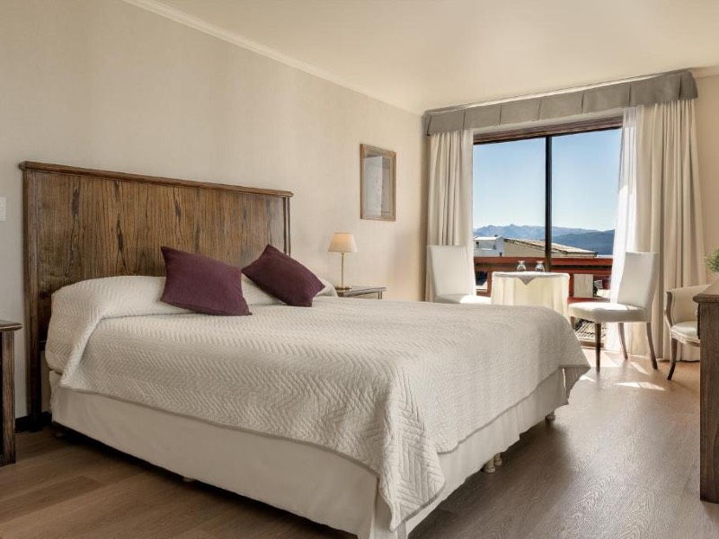 Quarto do Soft, dica de onde ficar em Bariloche, com cama de casal e mesa com duas cadeiras