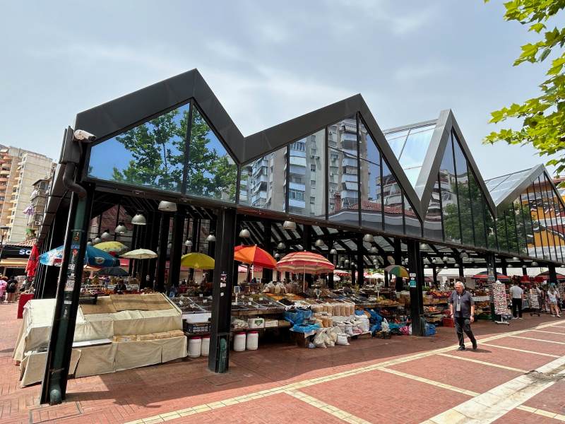 Pazari i Ri (Novo Bazar), em Tirana, em dia de céu com nuvens