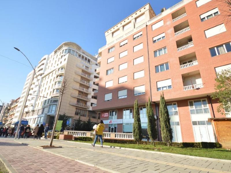 Parte externa do Oresti Center, dica de onde ficar em Tirana, em dia de céu azul