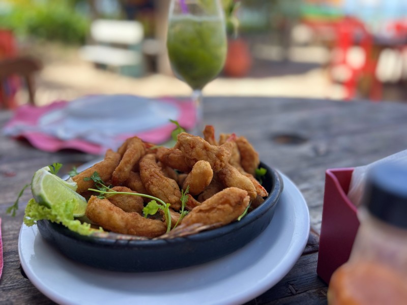 Porção de camarão à milanesa do Antônio Restaurante, dica de onde comer em São José da Coroa Grande