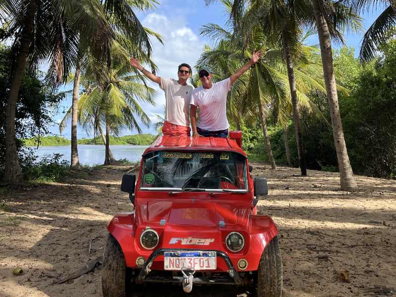 Adolfo Nomelini e Rafael Carvalho em cima de buggy, dica de o que fazer em São josé da Coroa Grande, em meio a árvores