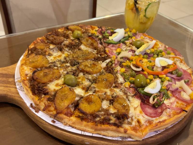 Pizza de de carne de sol com redução de rapadura da Cia da Macaxeira, dica de onde comer em São José da Coroa Grande