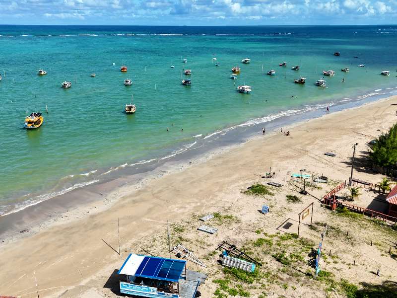Praia do Centro, dica de o que fazer em São José da Coroa Grande, vista ao alto com mar verde e areia vazia