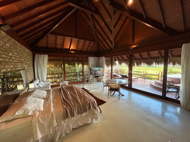 Quarto do Ecolodge Praia de Gravatá com cama de casal, TV e terraço