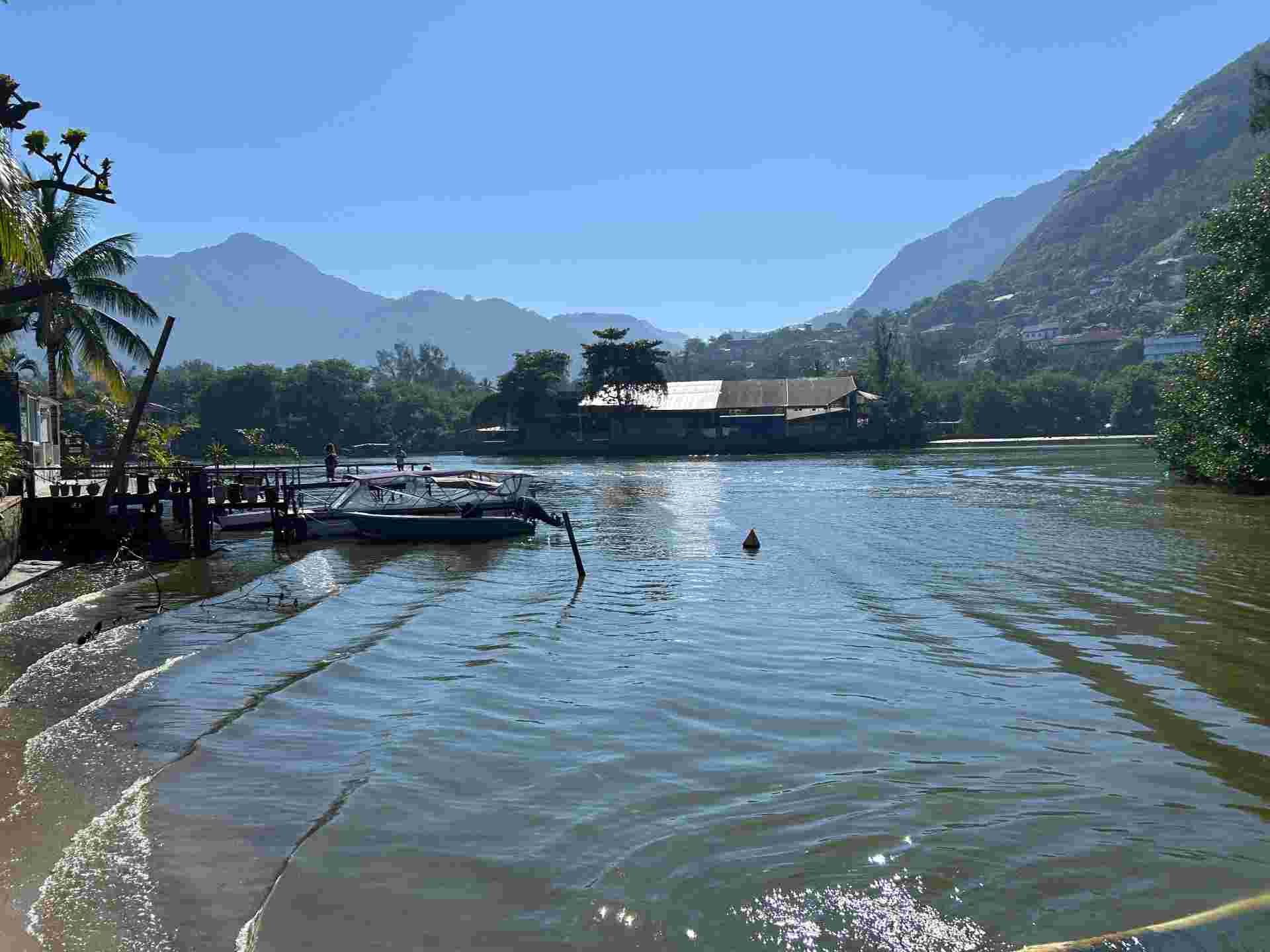 Lagoa sem barcos em dia de céu azul no Rio de Janeiro