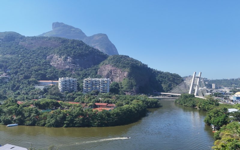 Barco passeia pela Lagoa da Tijuca, dica de o que fazer na Ilha da Gigóia, em dia de céu azul
