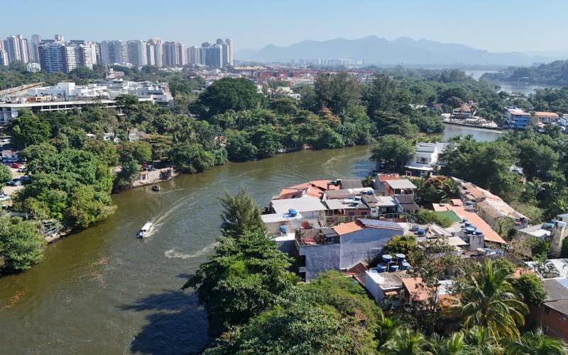 Barcos passeiam pela Lagoa da Tijuca, dica de o que fazer na Ilha da Gigóia, em dia de céu azul