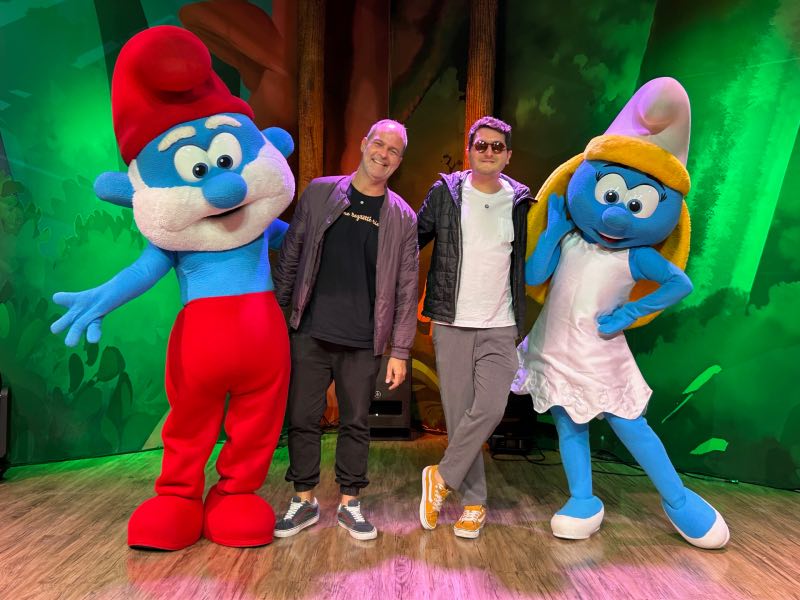 Rafael Carvalho e Adolfo Nomelini tiram foto com Papai Smurf e Smurfete no Parque dos Smurfs em SP