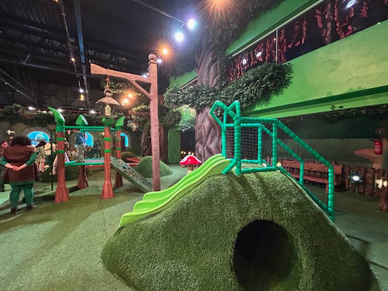 Área Baby Smurflândia com escorregadores e árvores artificiais verdes