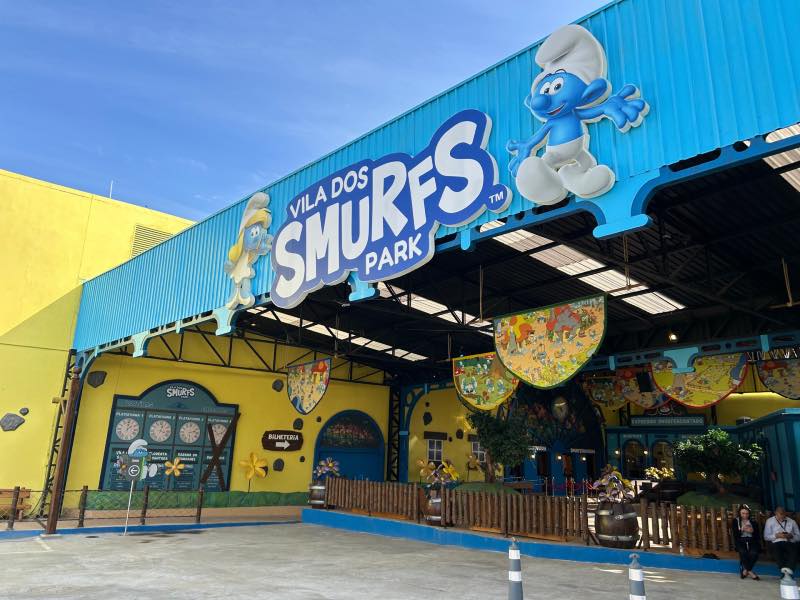 Entrada do Parque dos Smurfs em São Paulo em dia de céu azul