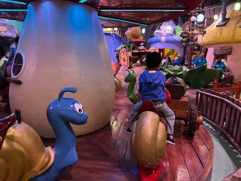 Criança se diverte no Smurf Girossel, no Parque dos Smurfs, em São Paulo