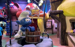 Área central do Parque dos Smurfs, em São Paulo, com Smurf grande no meio