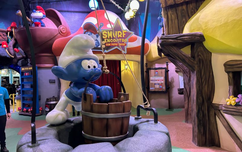 Área central do Parque dos Smurfs, em São Paulo, com Smurf grande no meio