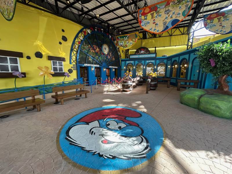 Área da bilheteria do Parque dos Smurfs com personagem pintado no chão