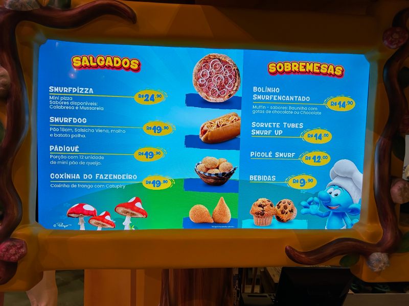 TV com cardápio dos quiosques do Parque dos Smurfs em SP