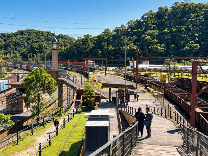 Passarela metálica e a Torre do Relógio em Paranapiacaba