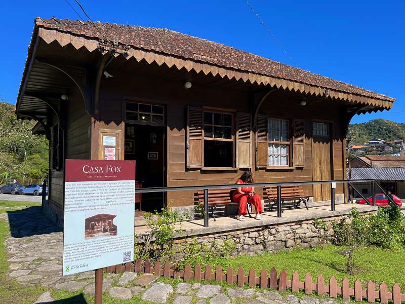Casa Fox em dia ensolarado