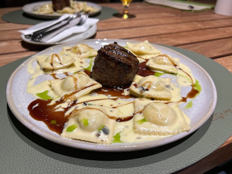 ravioli de ricota e espinafre com molho de trufa negra e filé mignon do Legame, dica de onde comer em Foz do Iguaçu