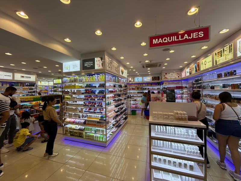Qual moeda levar pro Paraguai: Pessoas fazem compras na Cellshop