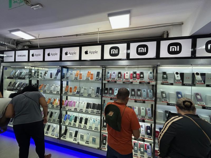 Pessoas veem produtos na Mega Eletrônicos, em Ciudad del Este