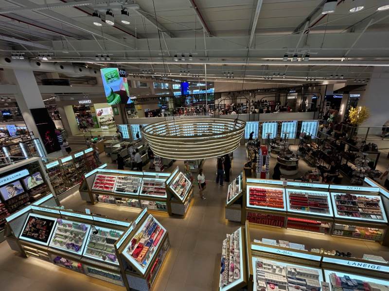 Qual moeda levar pro Paraguai: Pessoas fazem compras na New Zone