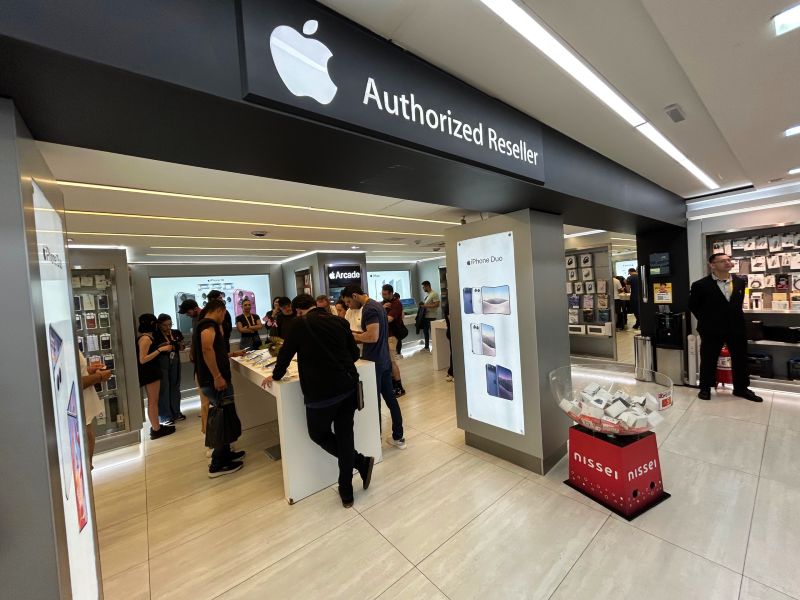 Pessoas veem produtos da Apple na Nissei, em Ciudad del Este