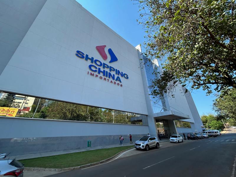 Shopping China, em Ciudad del Este, visto de fora em dia de céu azul